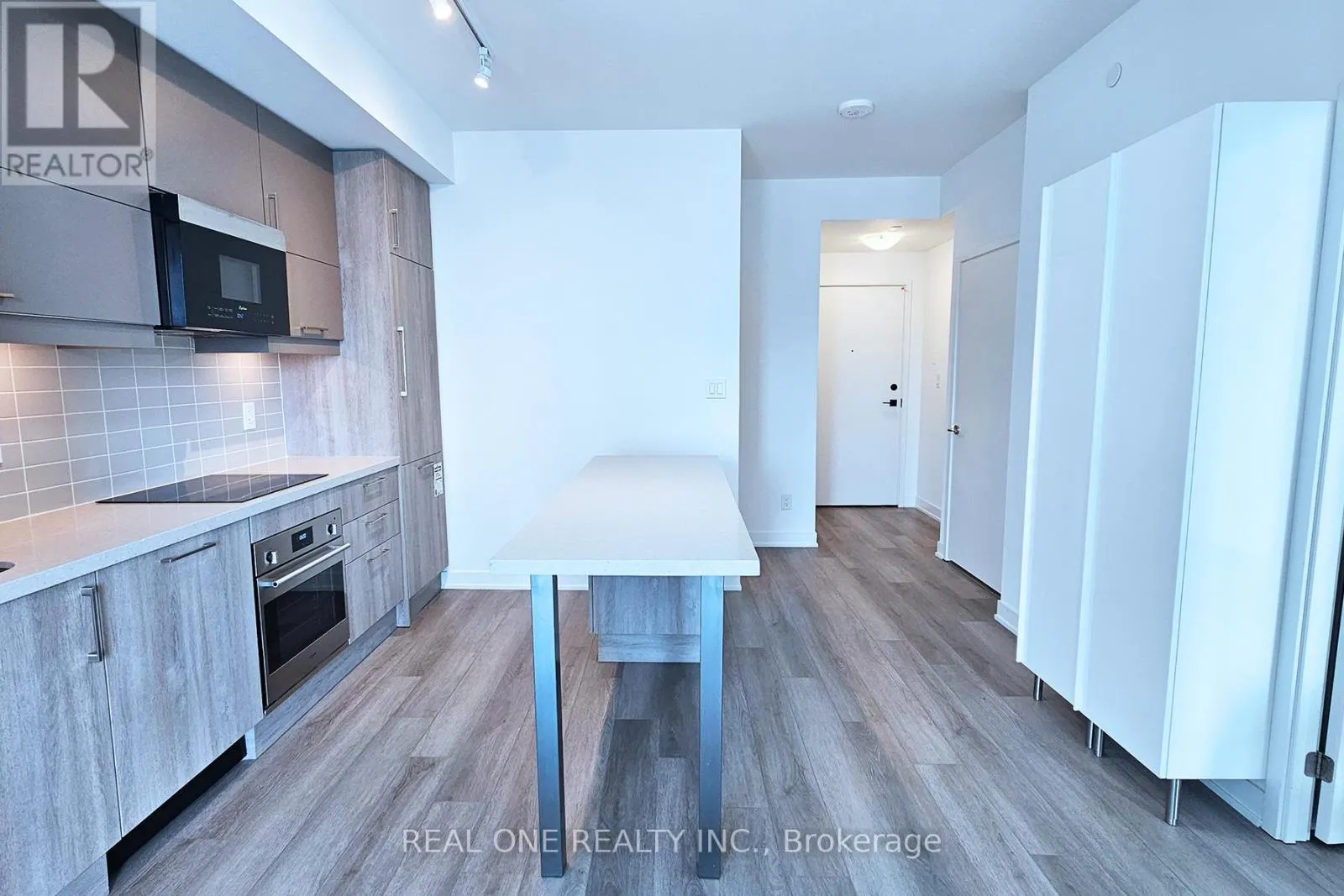 A1318 - 8119 BIRCHMOUNT ROAD