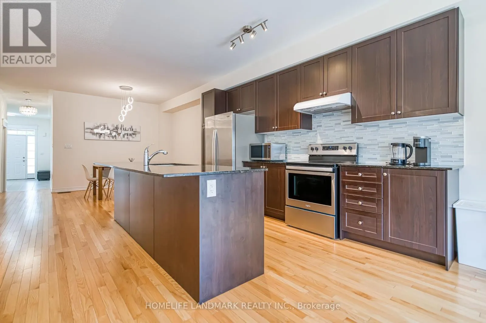 33 THORNAPPLE LANE