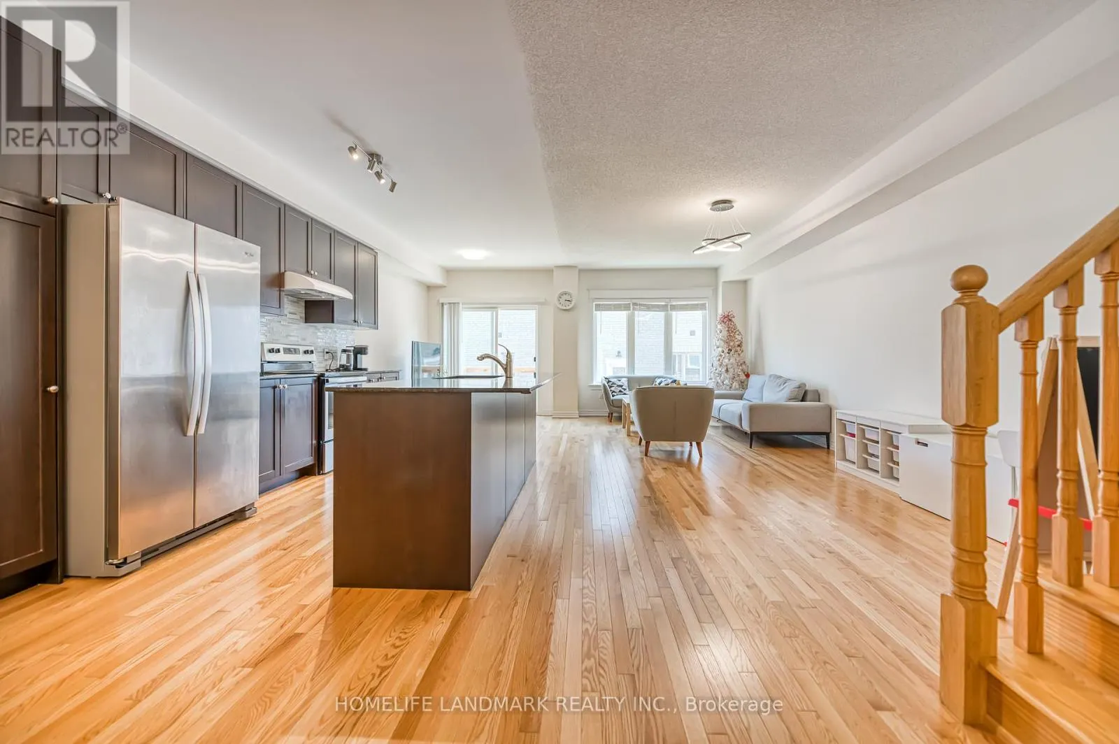 33 THORNAPPLE LANE