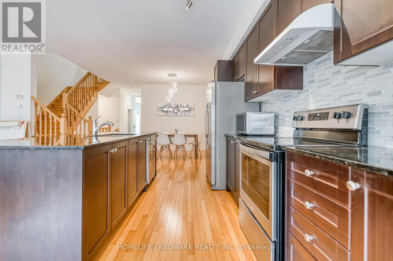 33 THORNAPPLE LANE