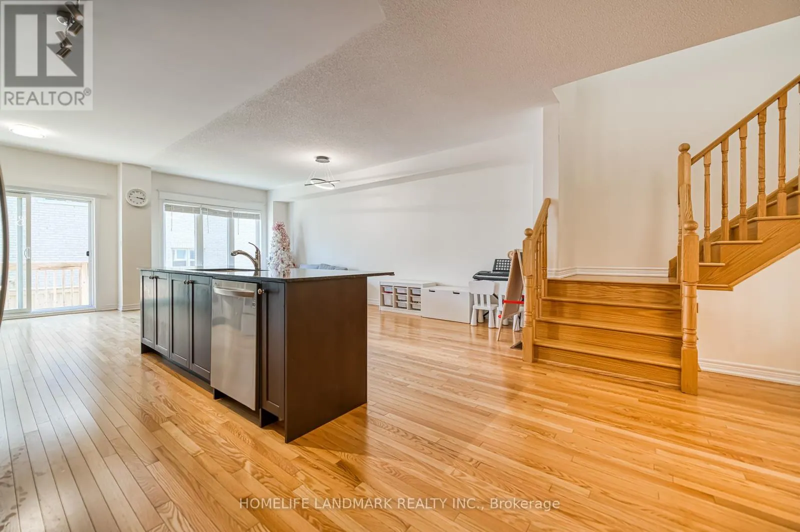 33 THORNAPPLE LANE