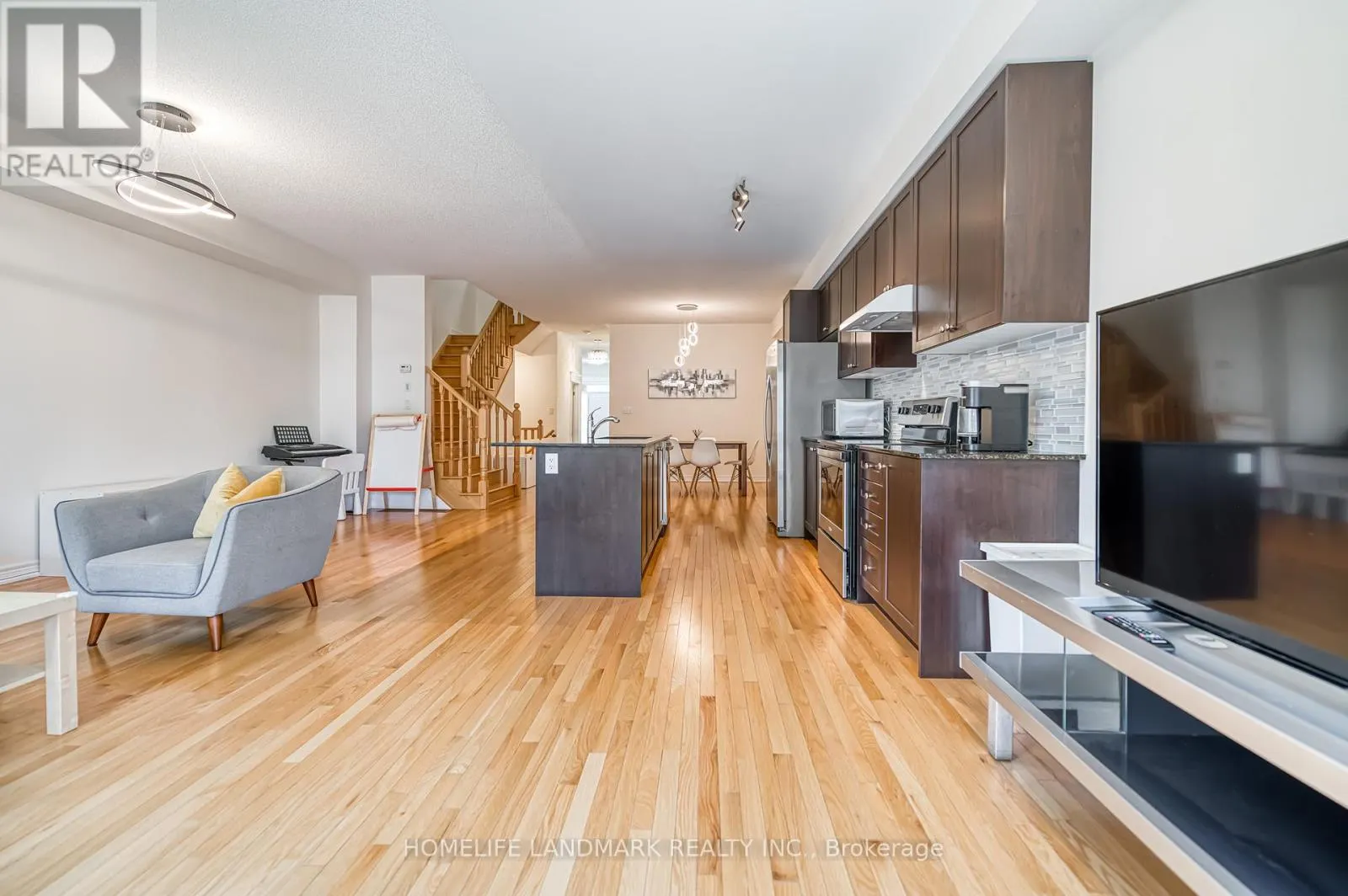 33 THORNAPPLE LANE