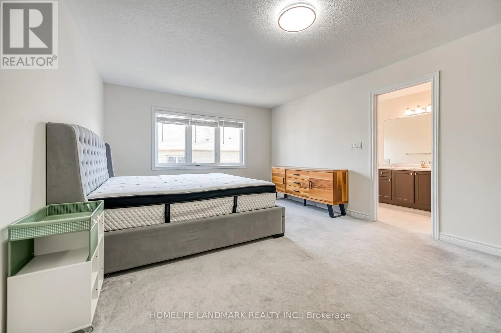 33 THORNAPPLE LANE