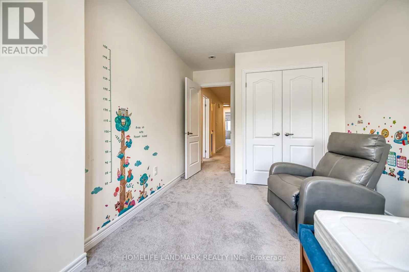 33 THORNAPPLE LANE