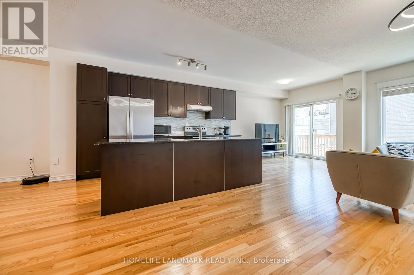 33 THORNAPPLE LANE