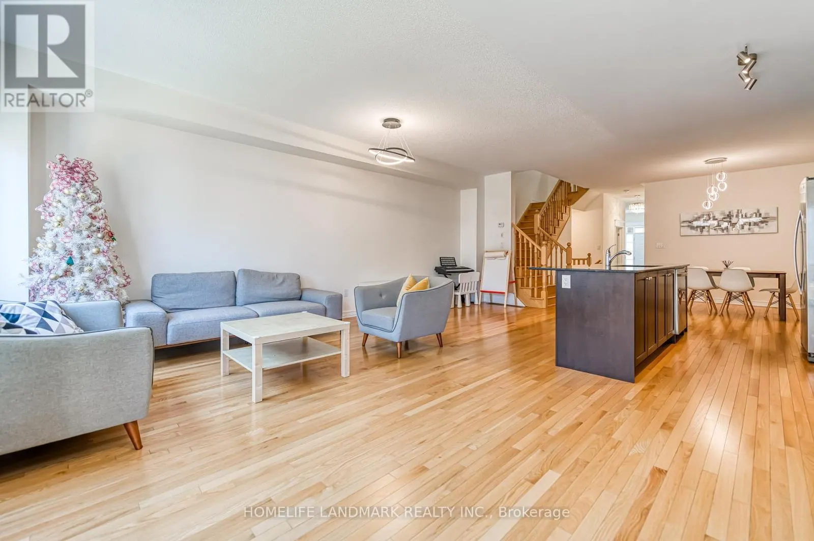 33 THORNAPPLE LANE