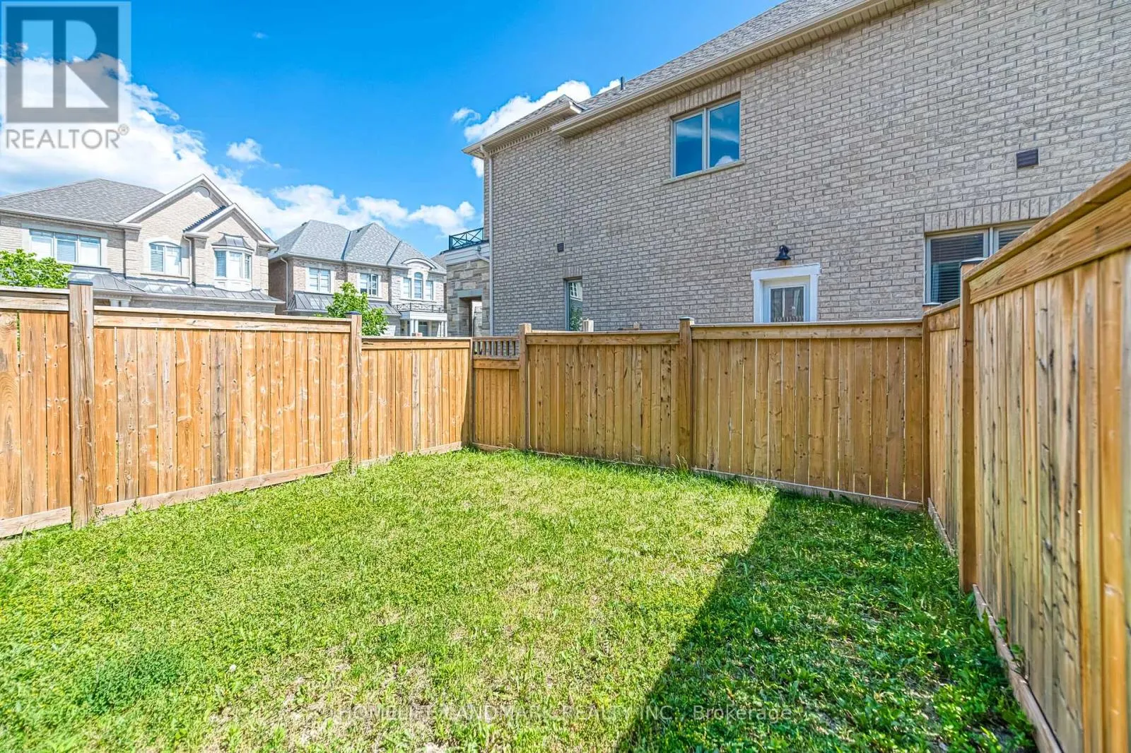 33 THORNAPPLE LANE