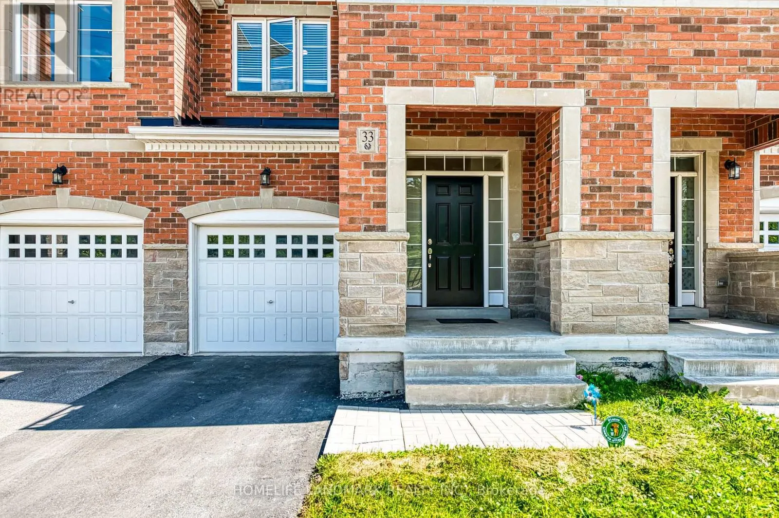 33 THORNAPPLE LANE