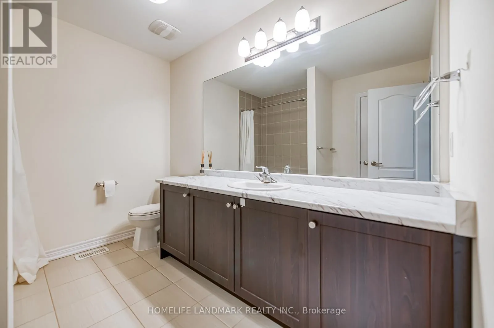 33 THORNAPPLE LANE