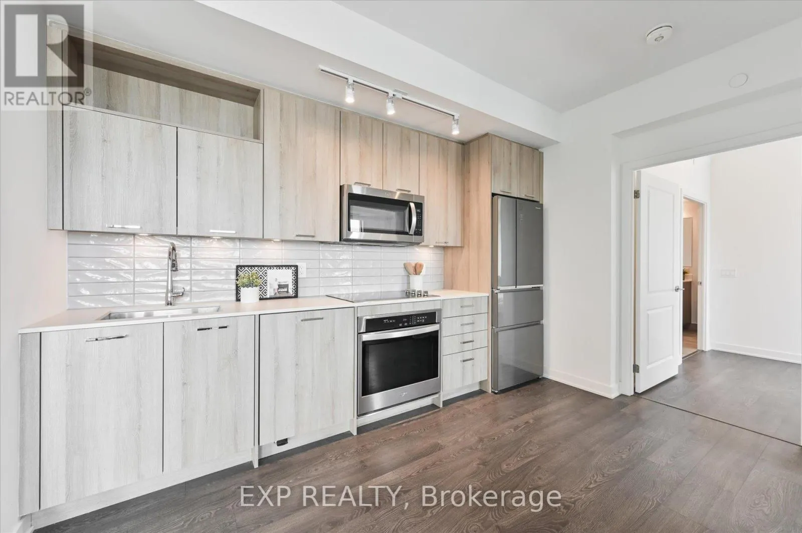 1006 - 120 EAGLE ROCK WAY