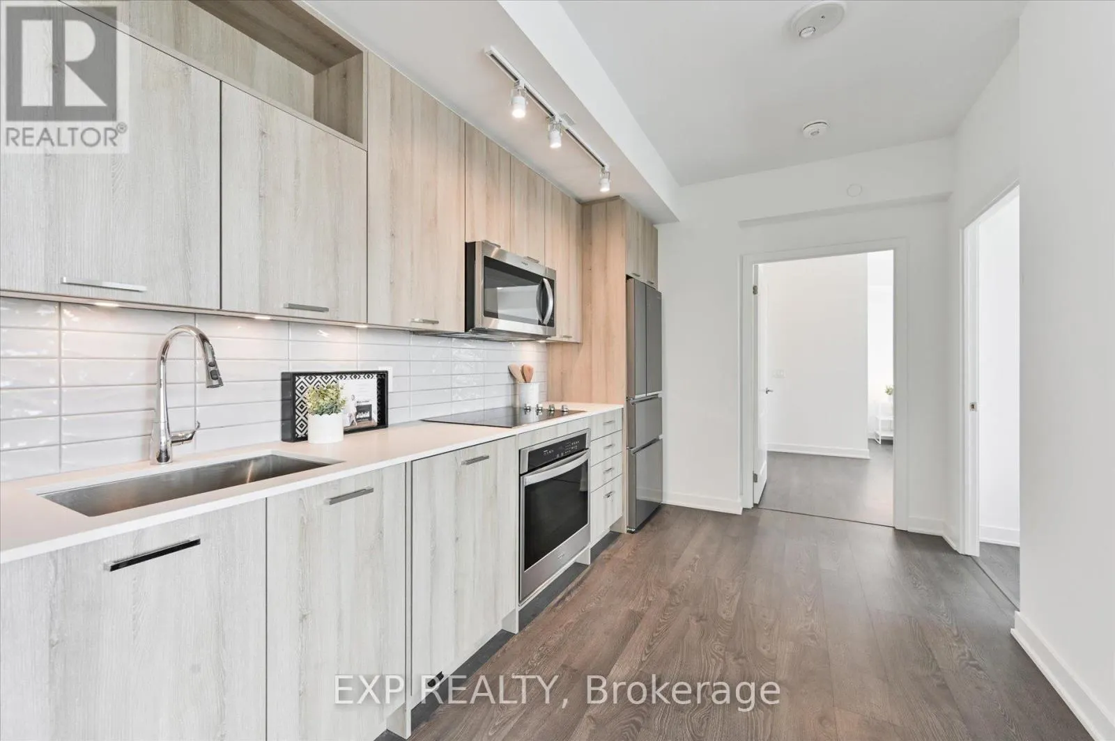 1006 - 120 EAGLE ROCK WAY