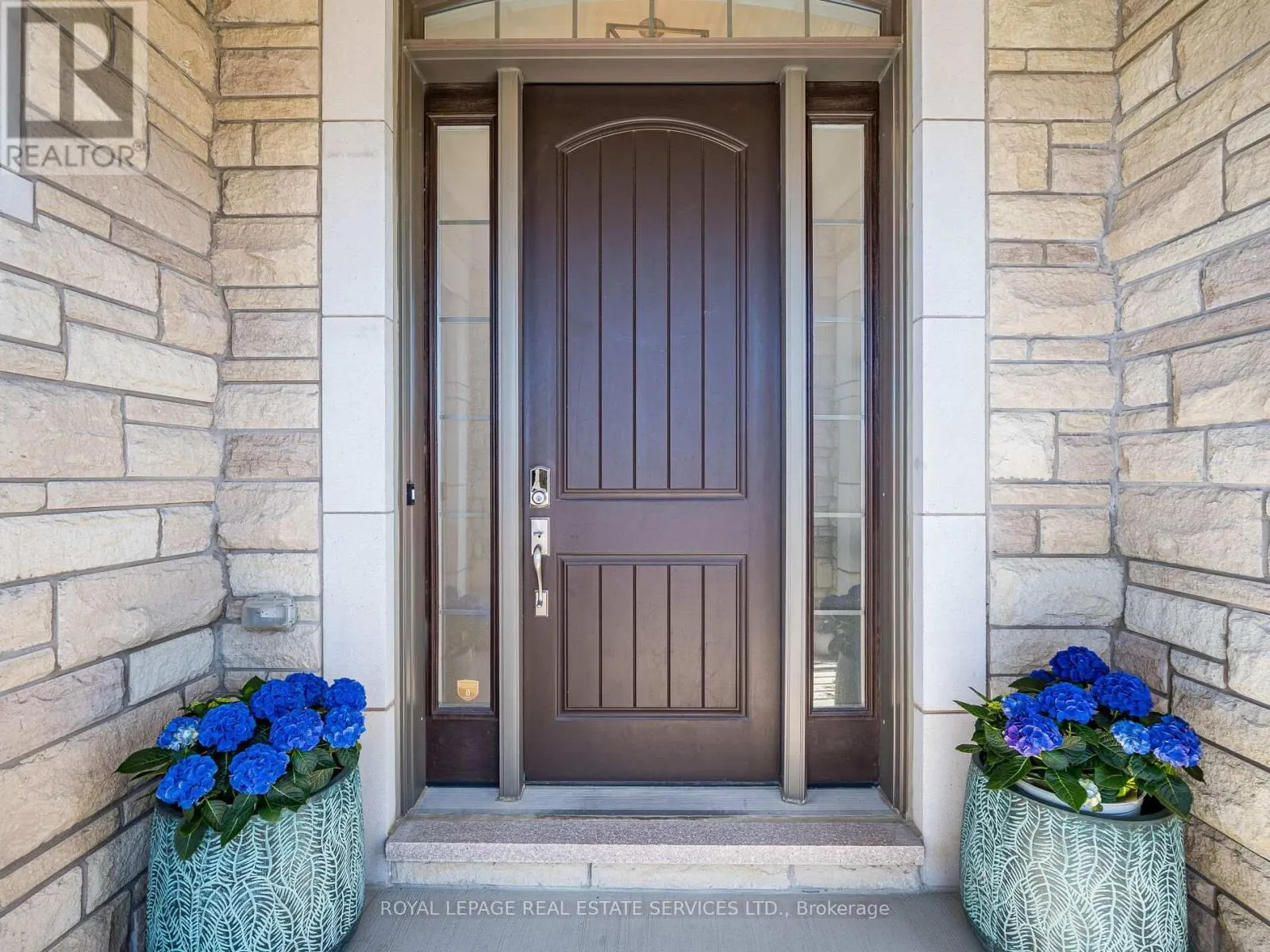23 GRACE LAKE COURT