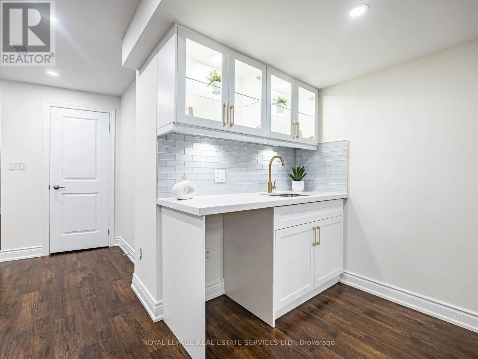 23 GRACE LAKE COURT