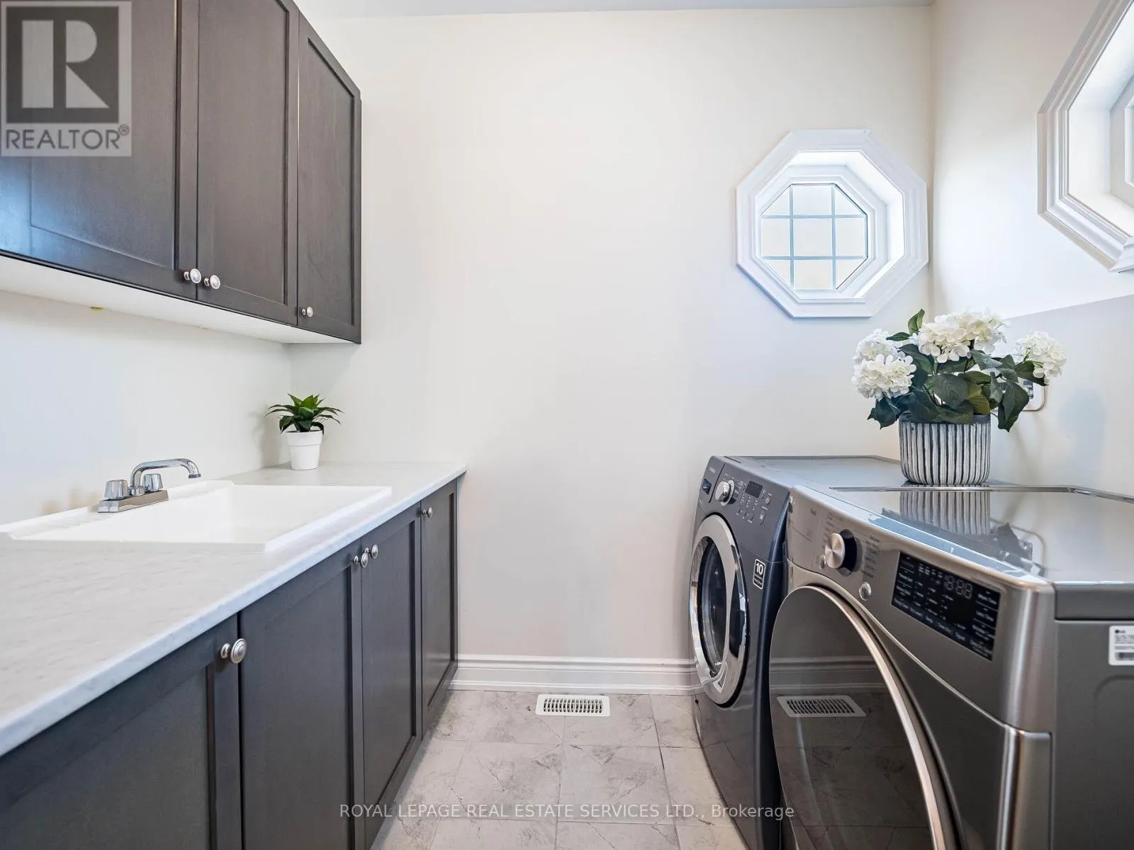 23 GRACE LAKE COURT