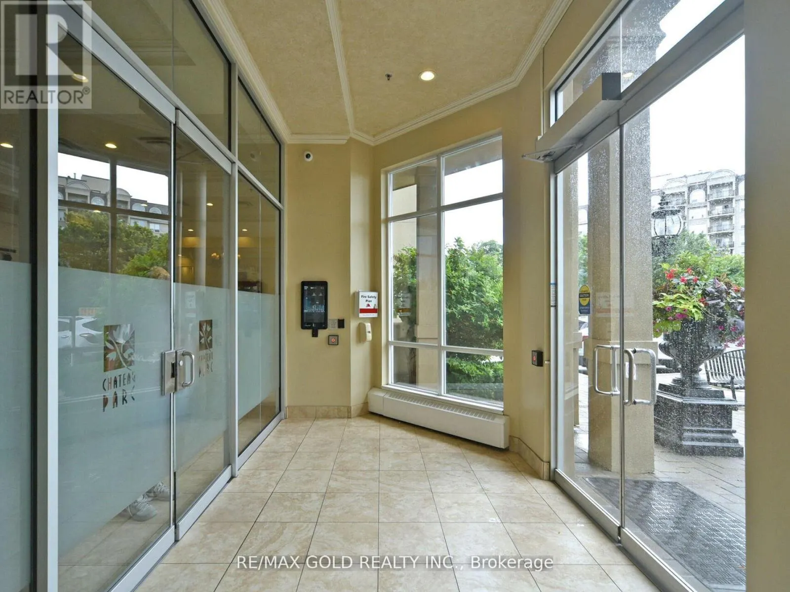 404 - 2 MAISON PARC COURT N