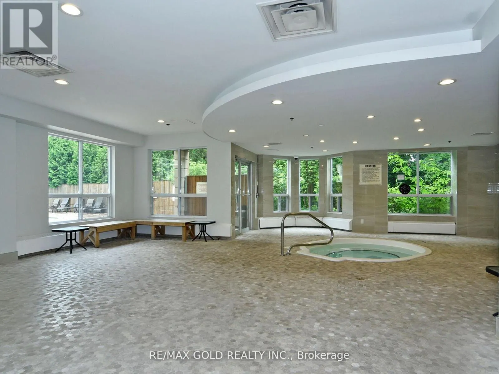 404 - 2 MAISON PARC COURT N