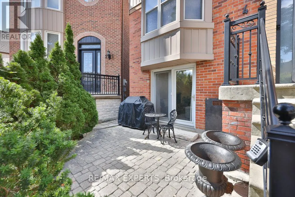 4 AMOS MAYNARD CIRCLE