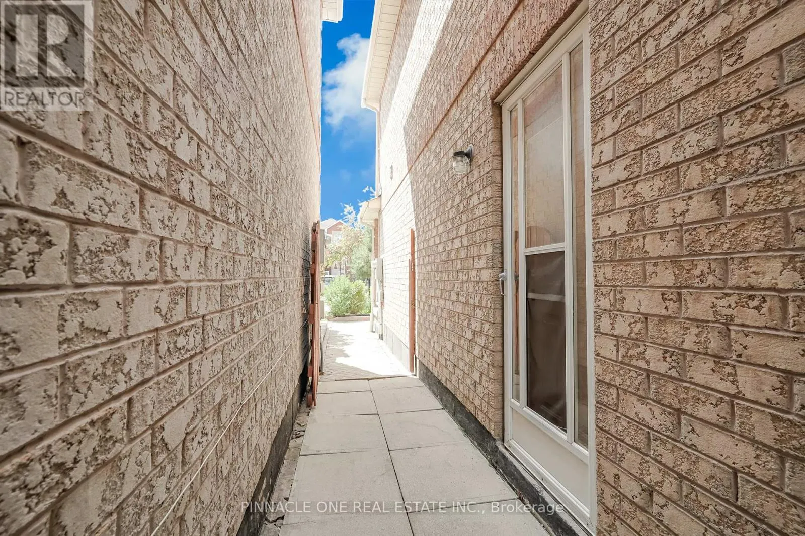 52 VOGUE STREET