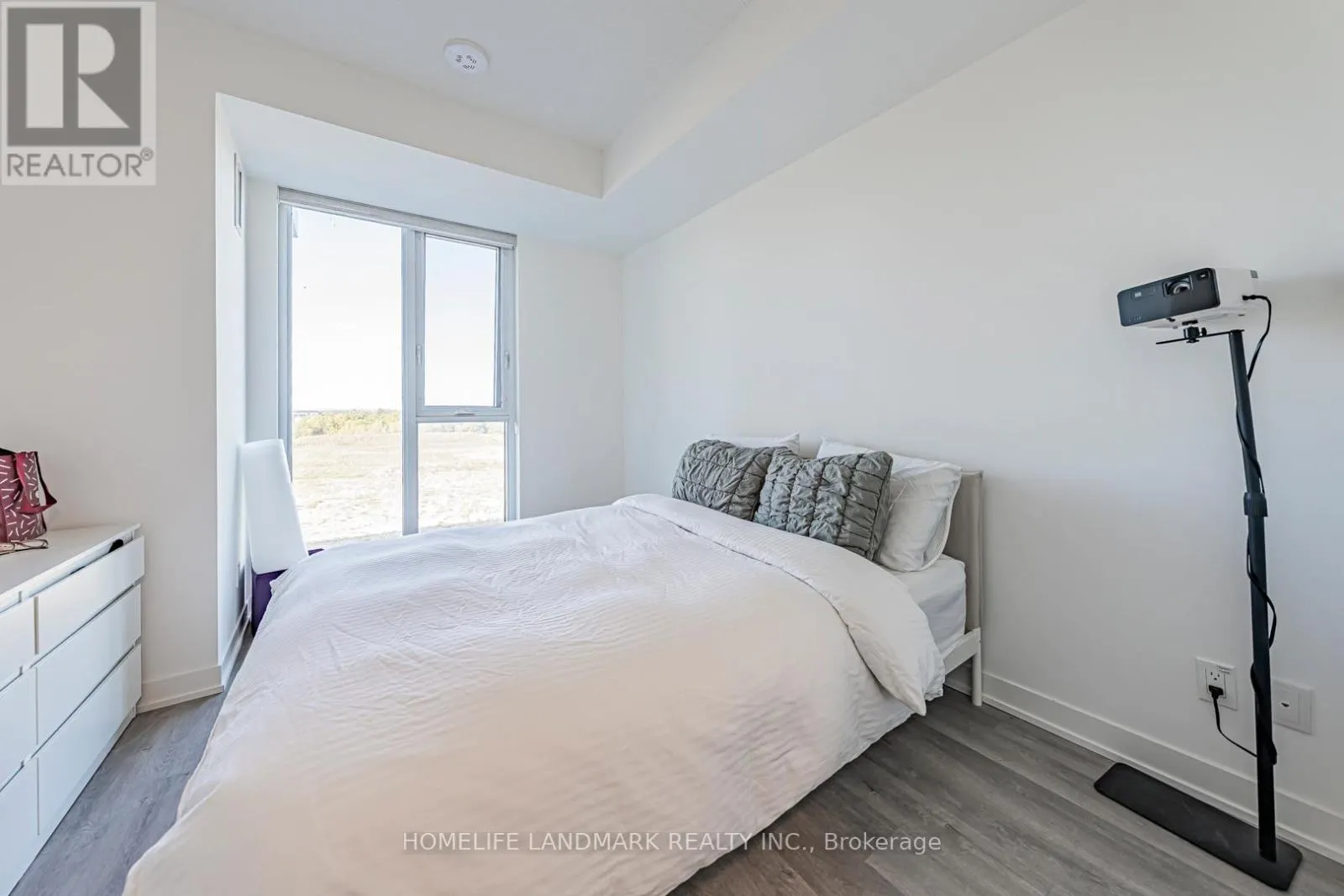 C410 - 38 SIMCOE PROMENADE