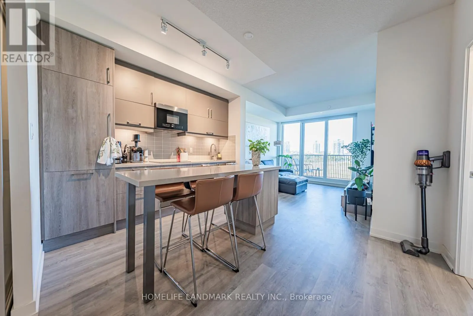C410 - 38 SIMCOE PROMENADE