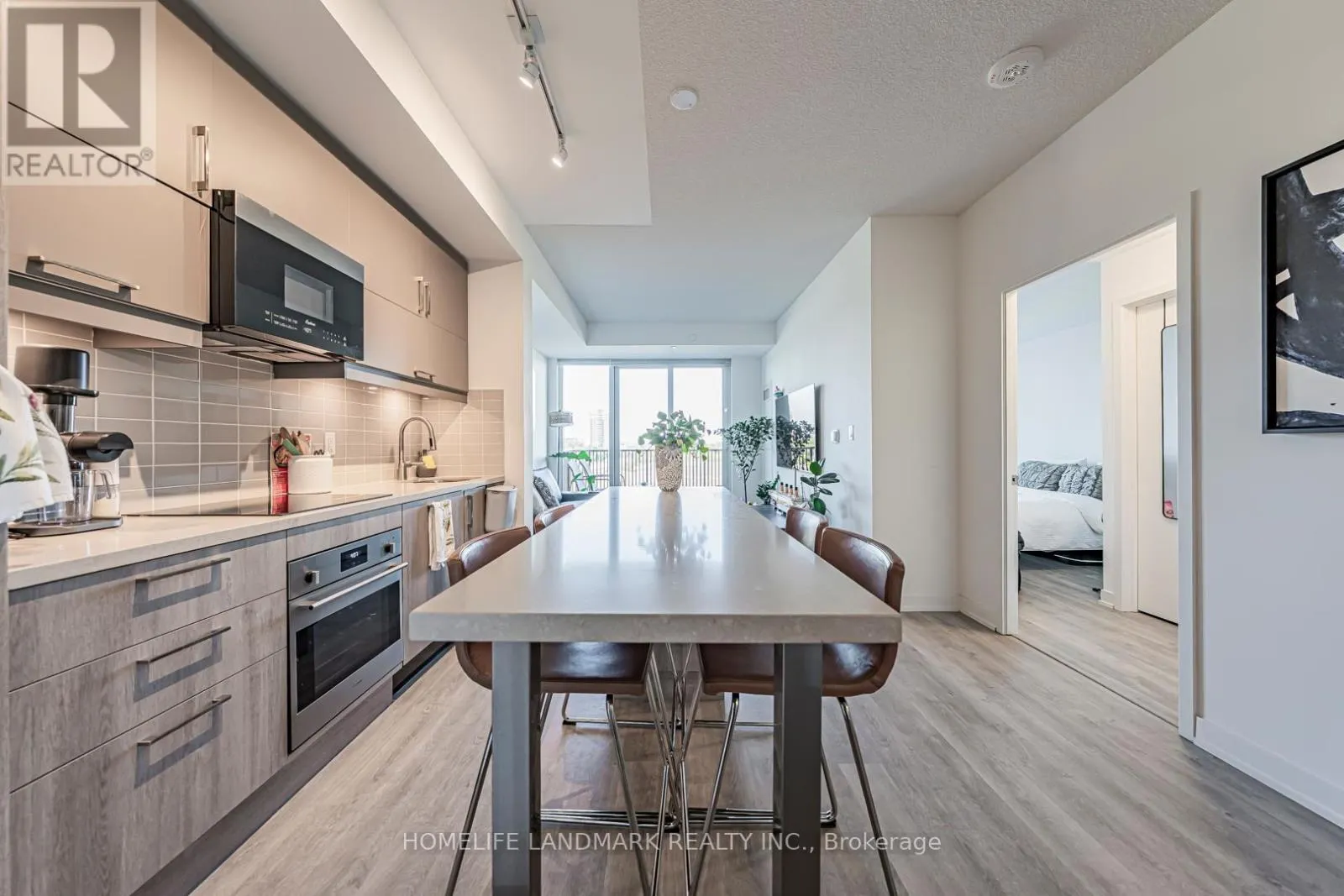 C410 - 38 SIMCOE PROMENADE