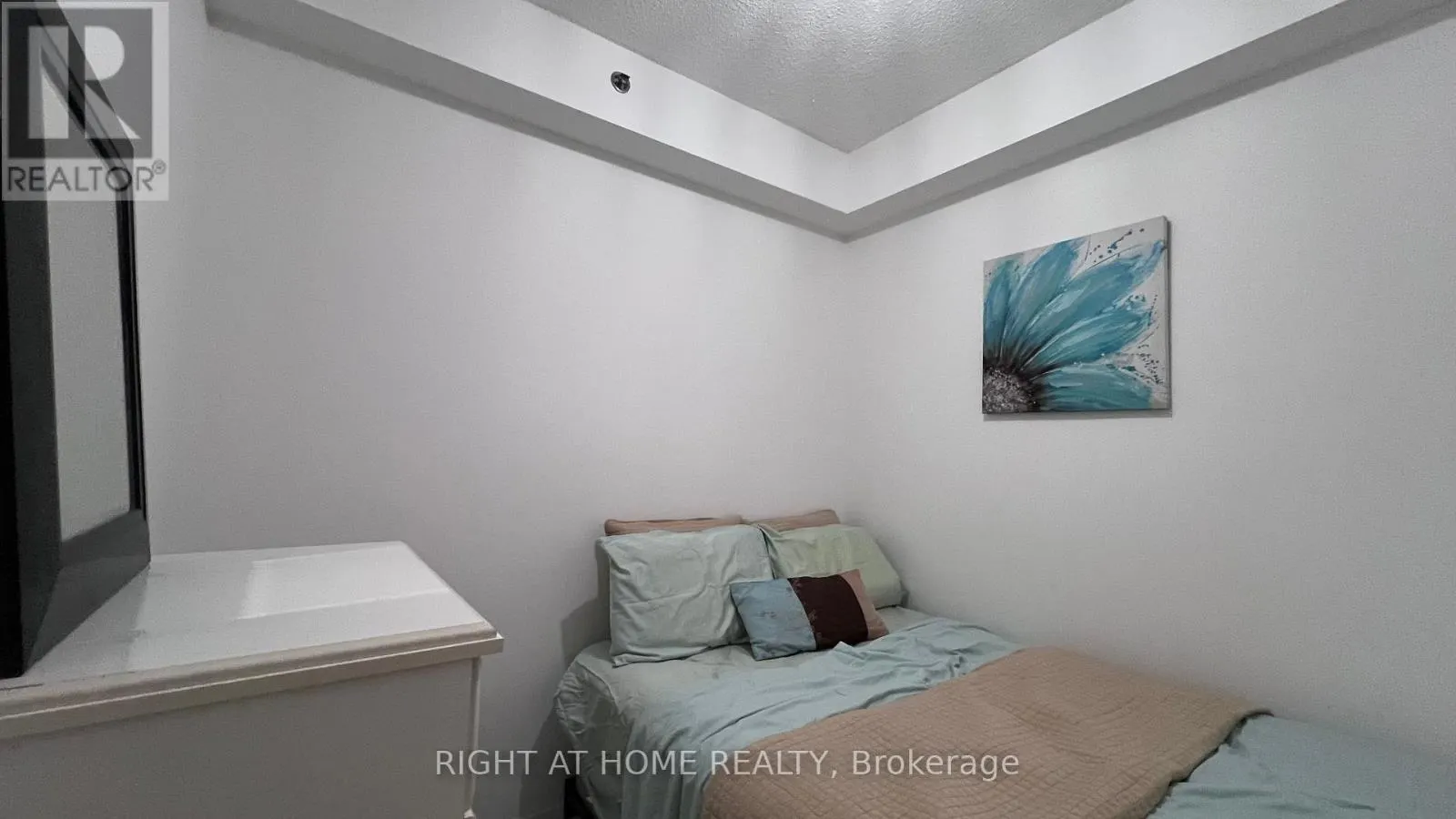 814 - 520 STEELES AVENUE W