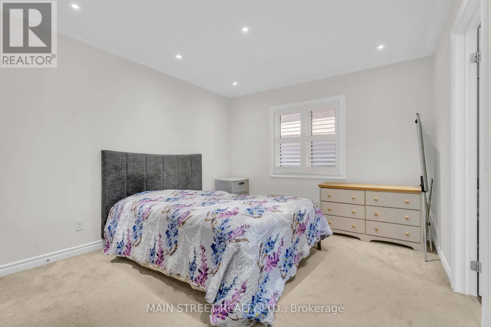 6 LEADEN HALL DRIVE