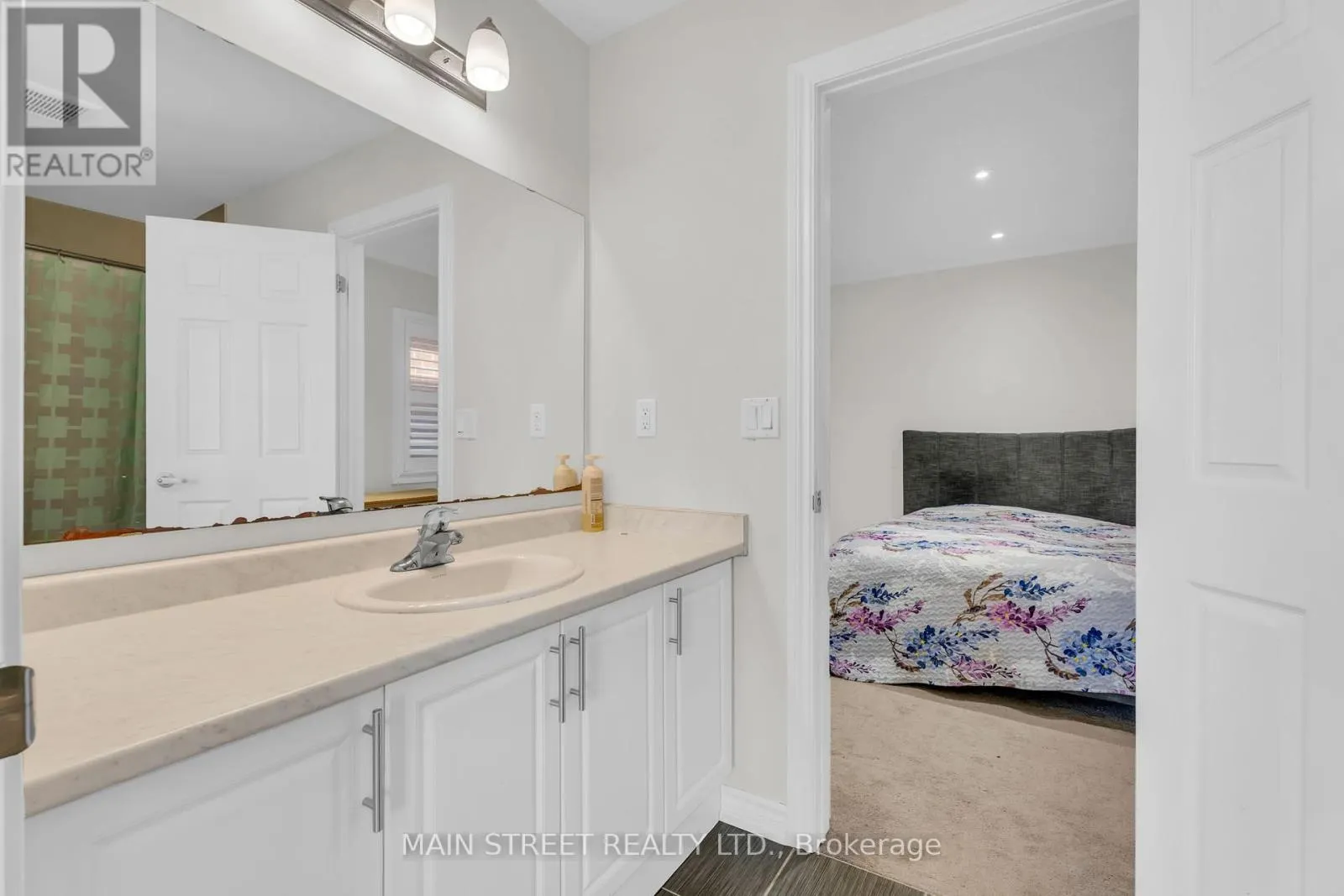 6 LEADEN HALL DRIVE