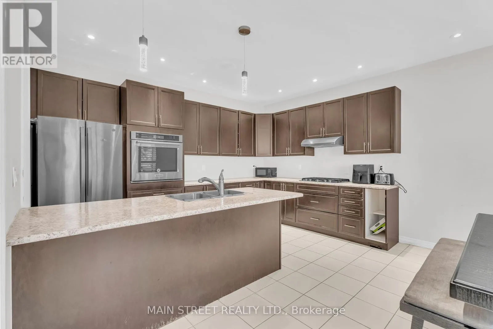 6 LEADEN HALL DRIVE