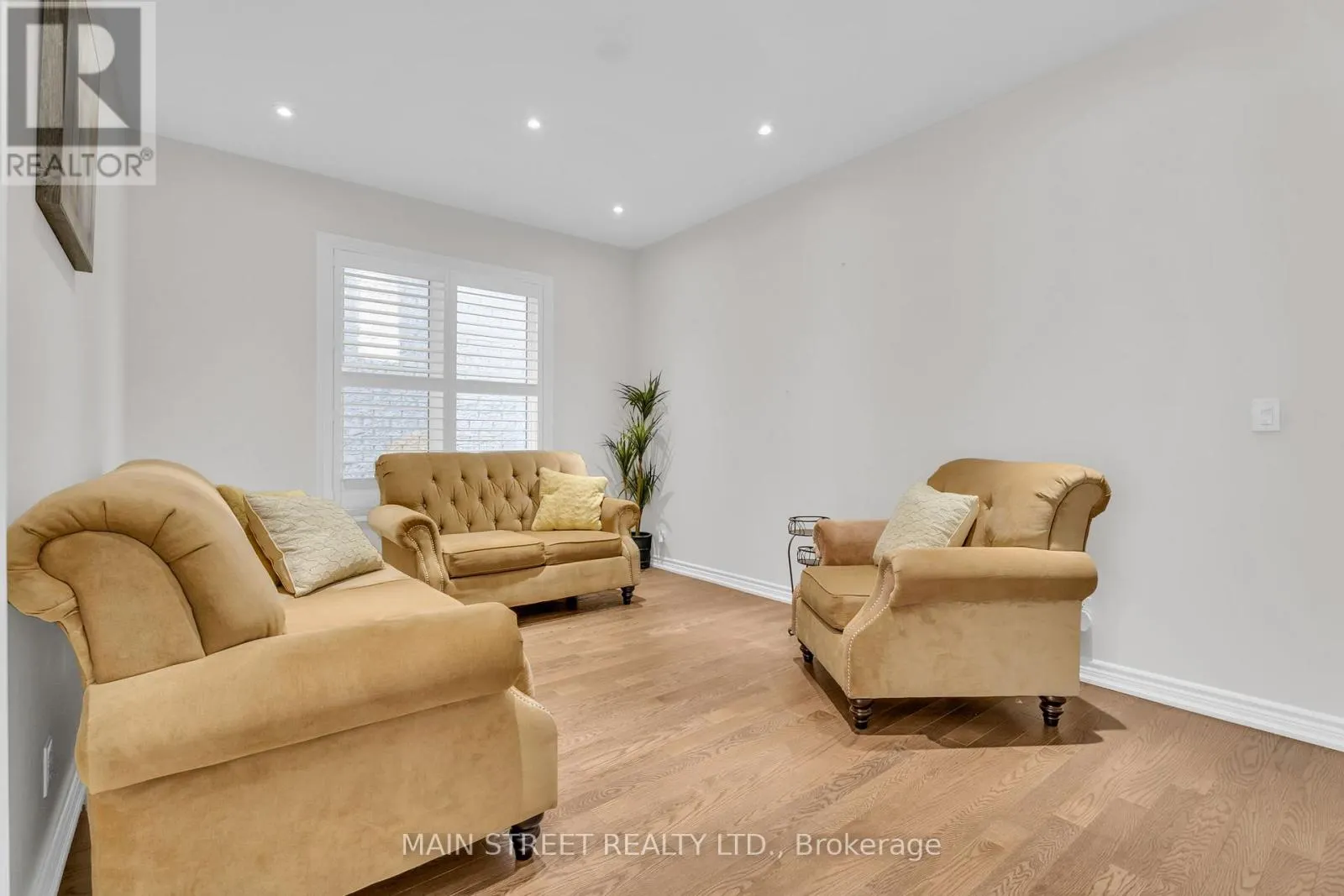 6 LEADEN HALL DRIVE