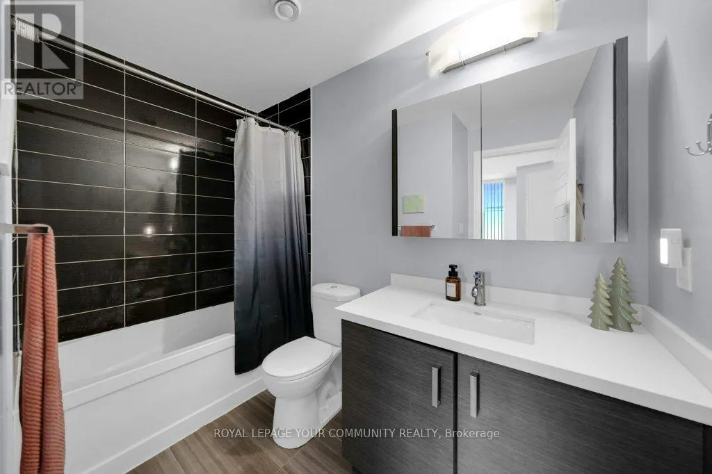 202 - 1 UPTOWN DRIVE