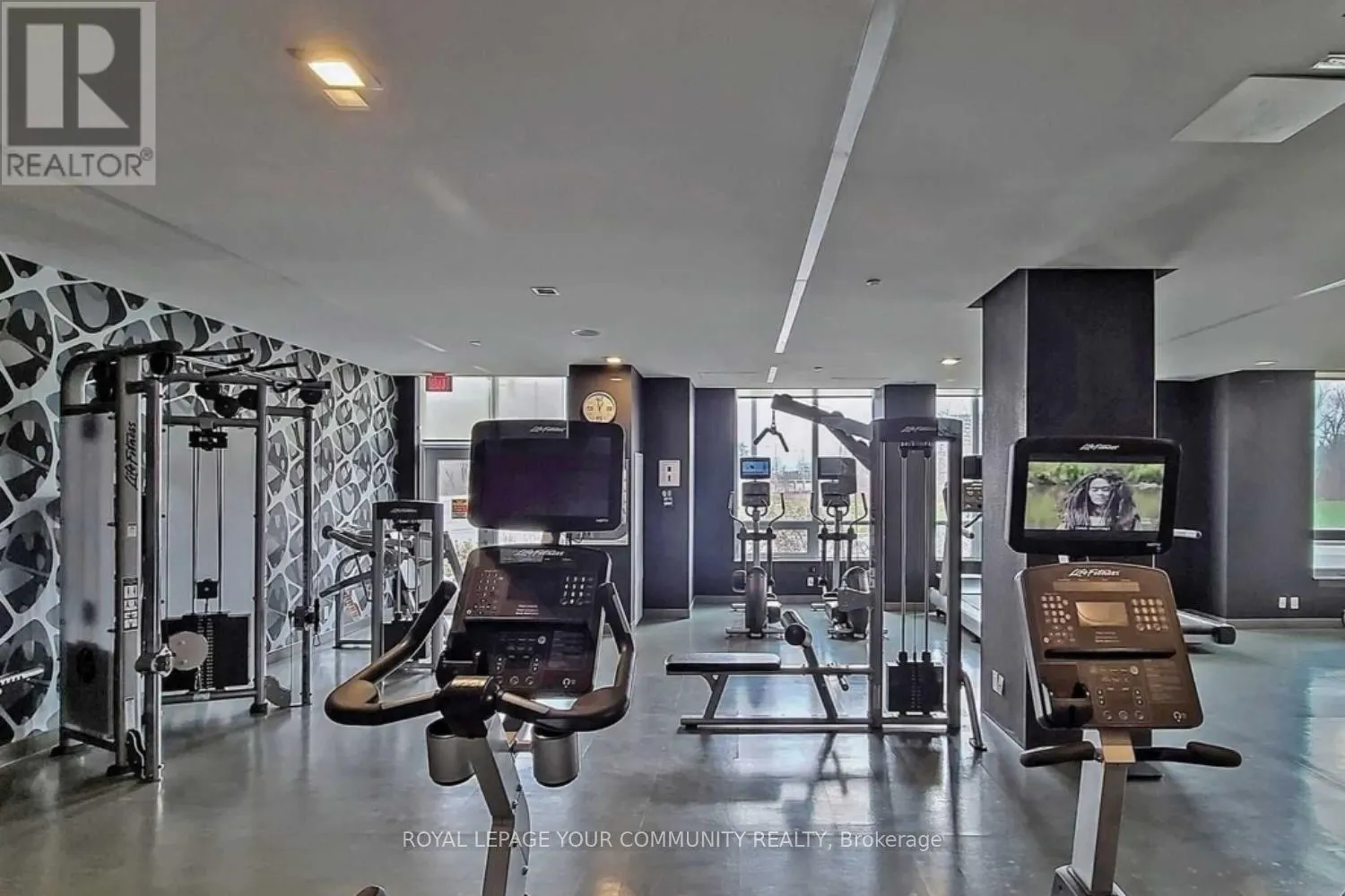 202 - 1 UPTOWN DRIVE