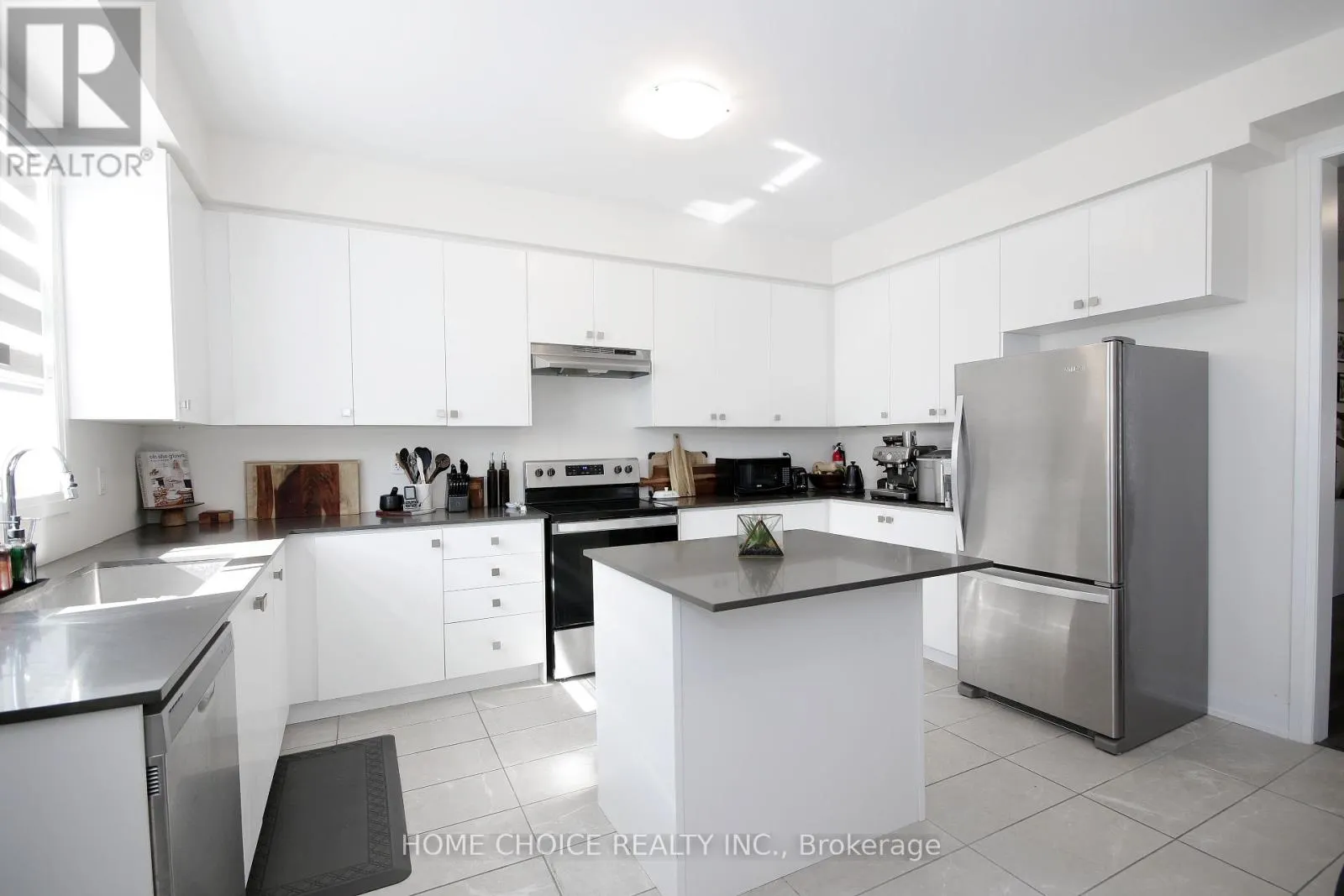 32 FERRAGINE CRESCENT