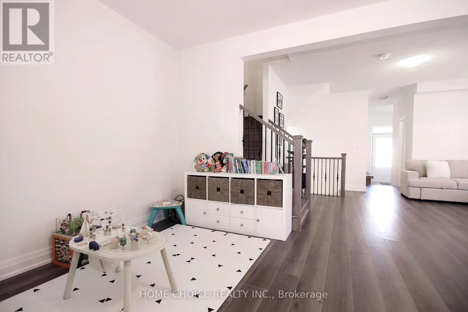32 FERRAGINE CRESCENT