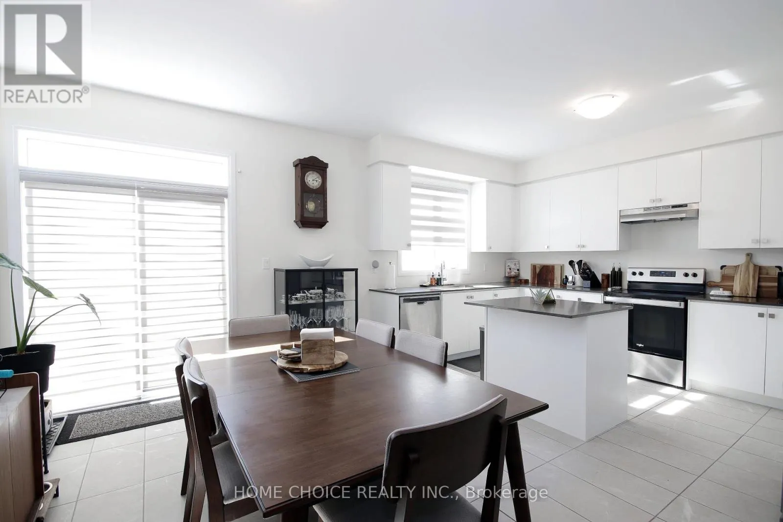 32 FERRAGINE CRESCENT