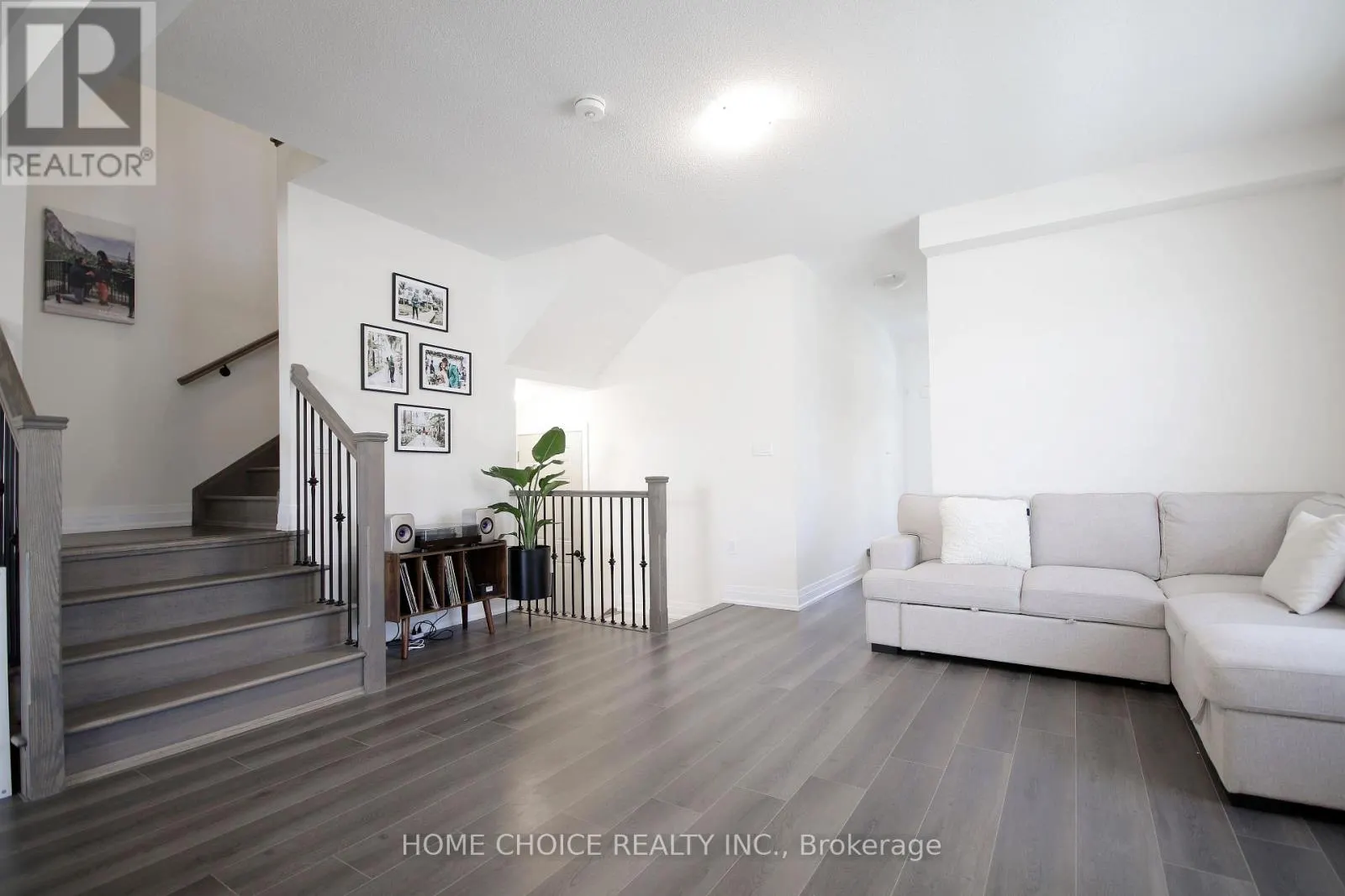 32 FERRAGINE CRESCENT
