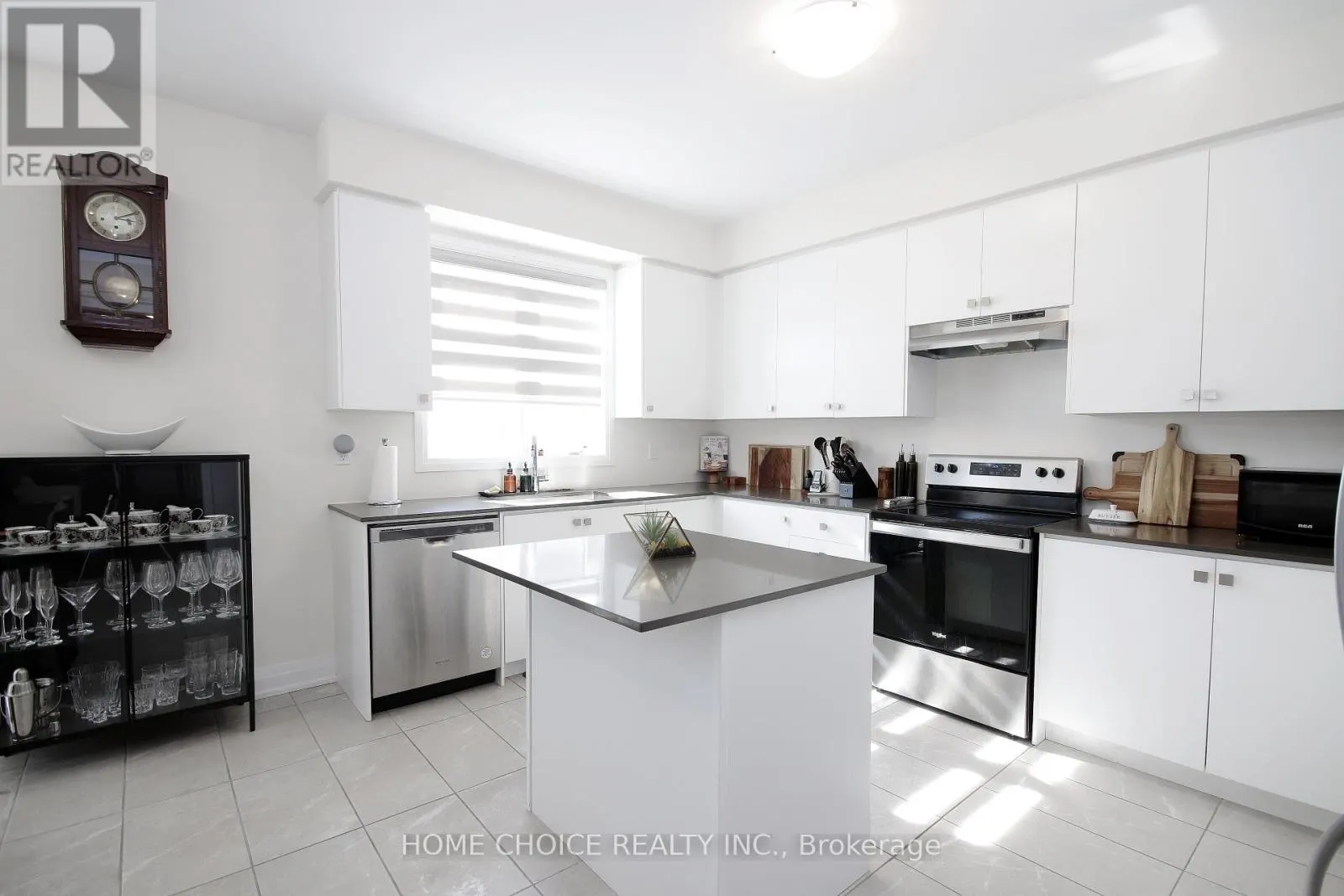 32 FERRAGINE CRESCENT
