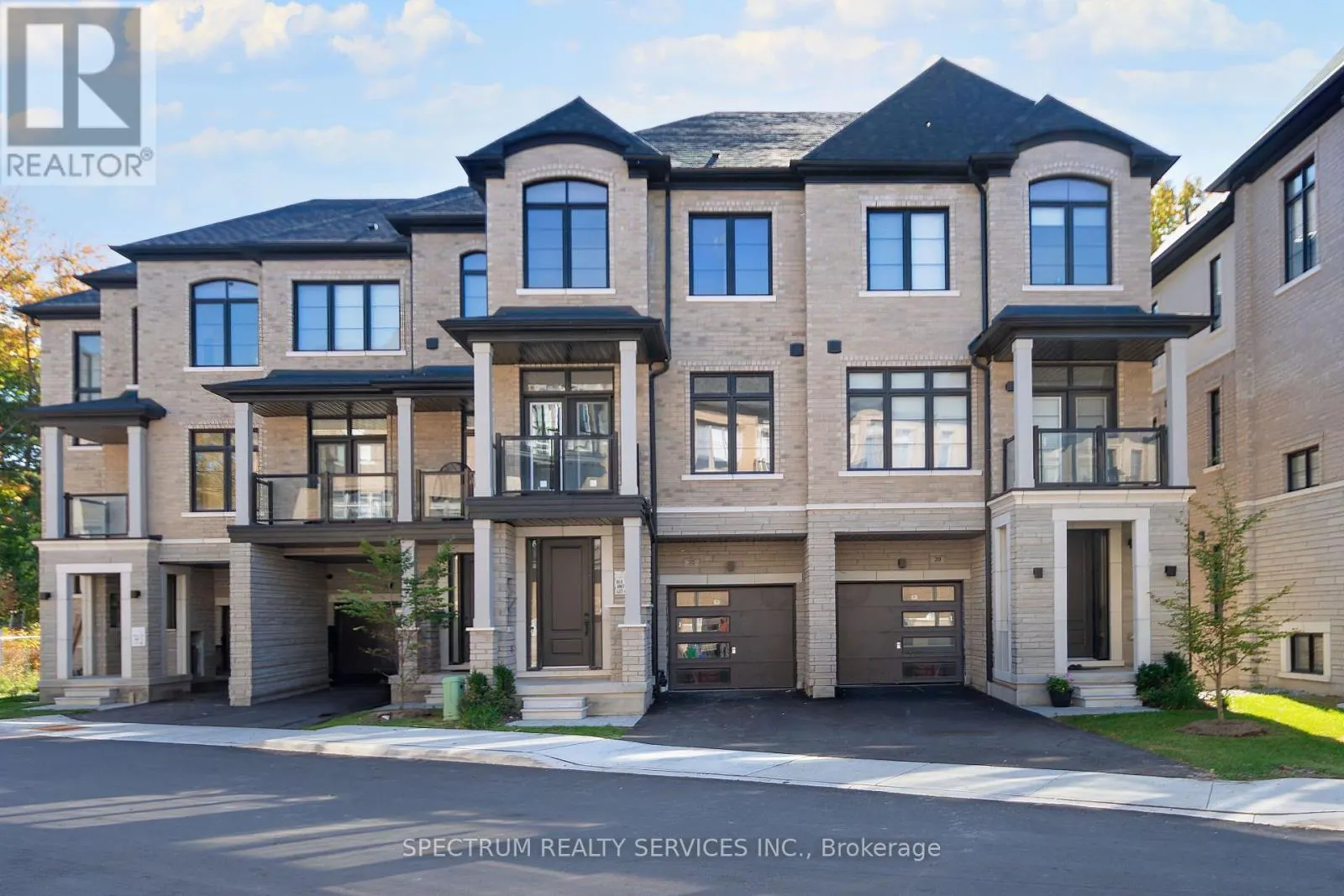 35 DE LA ROCHE DRIVE