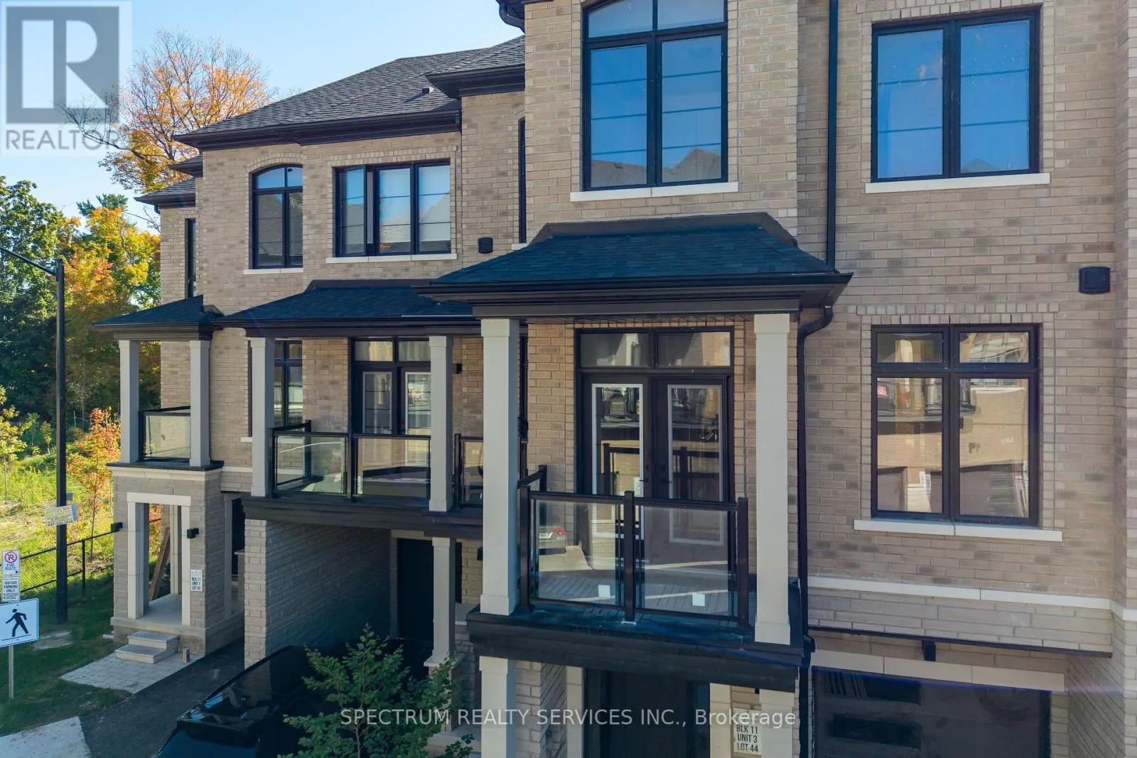 35 DE LA ROCHE DRIVE