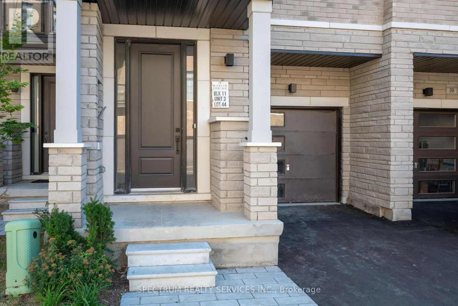 35 DE LA ROCHE DRIVE