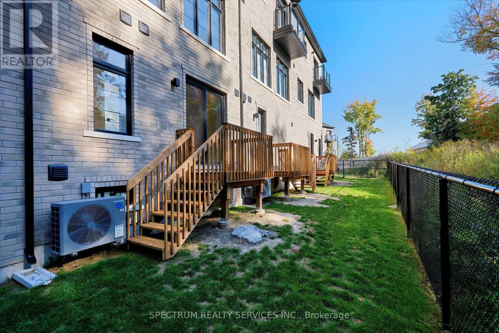 35 DE LA ROCHE DRIVE
