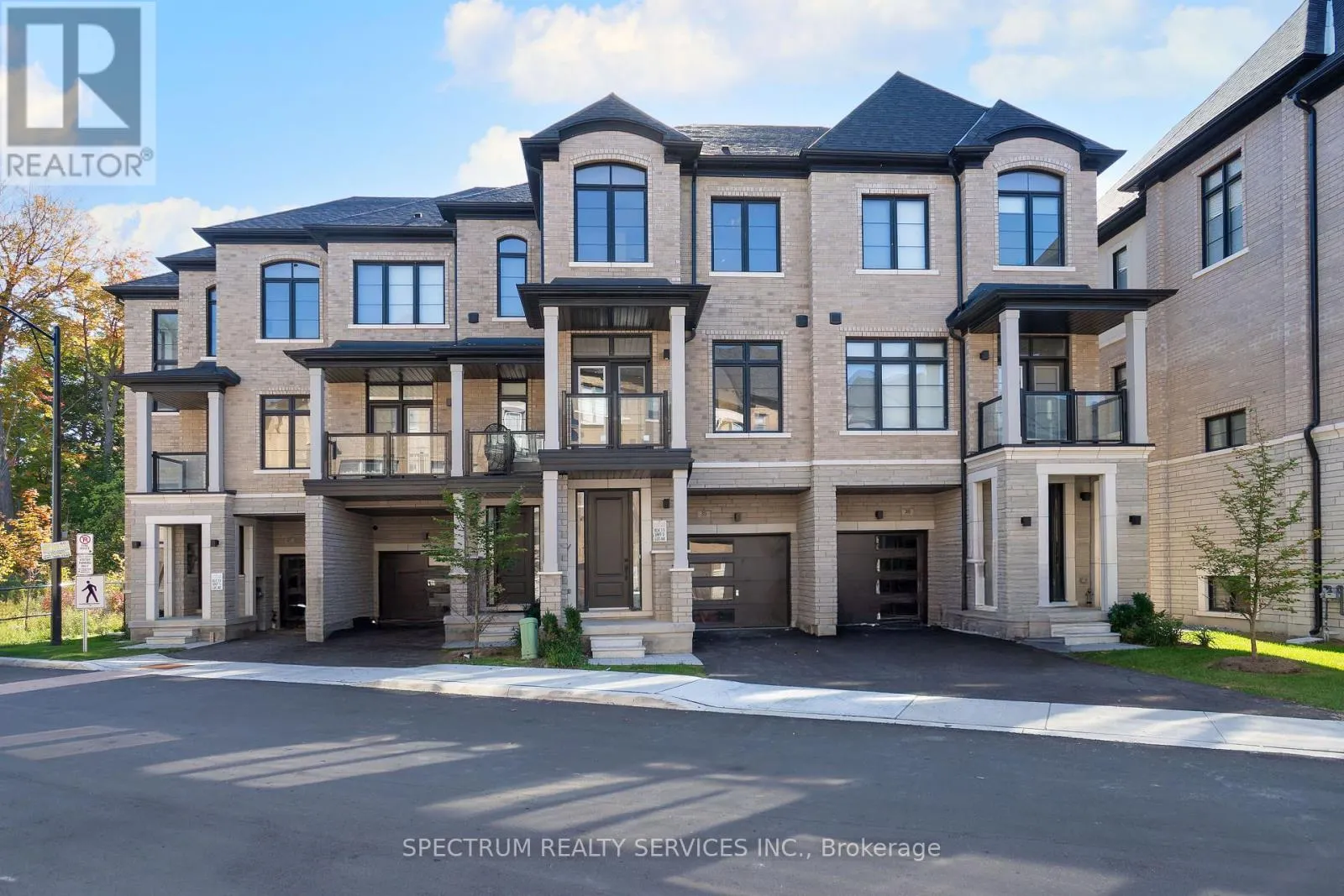 35 DE LA ROCHE DRIVE