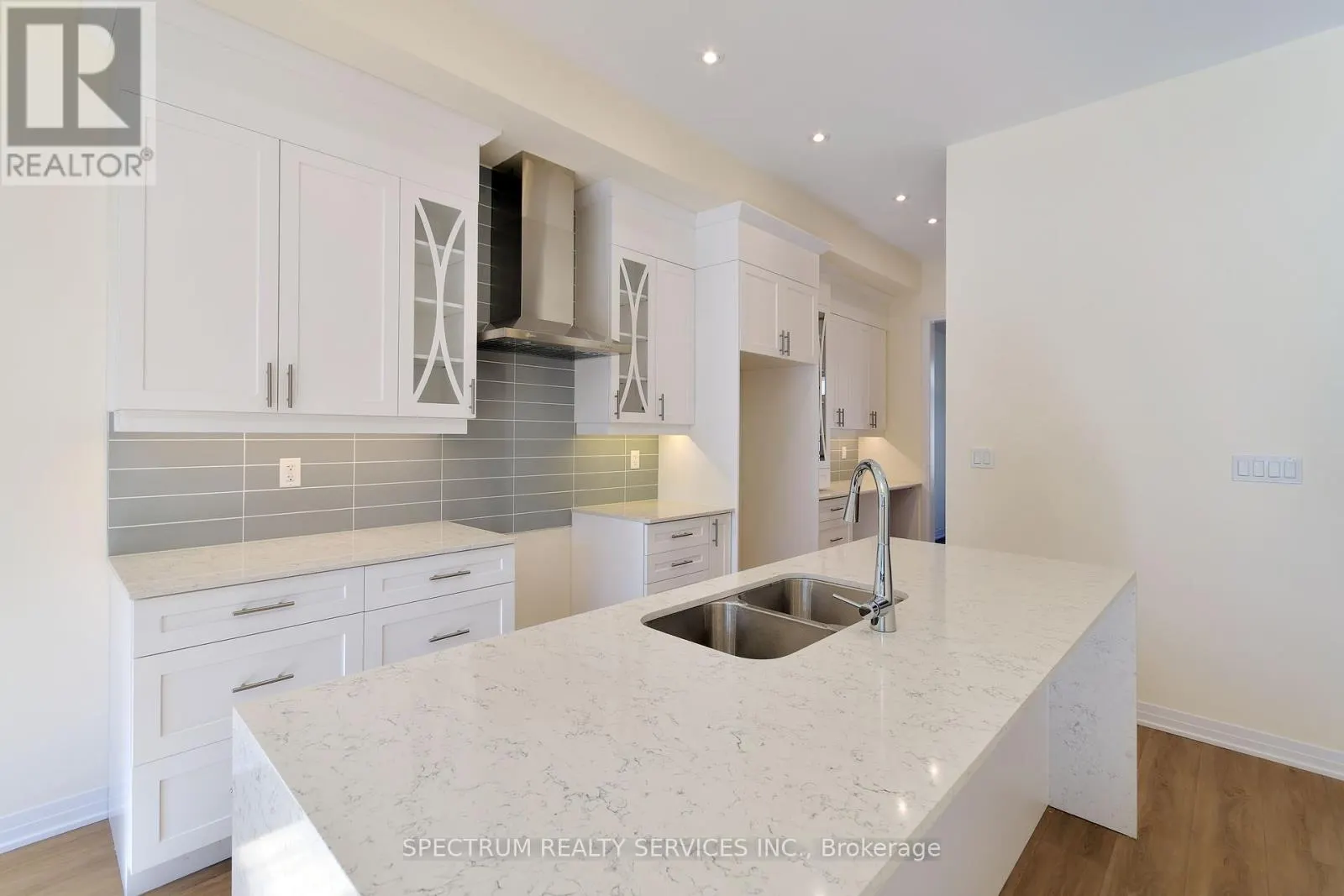 35 DE LA ROCHE DRIVE