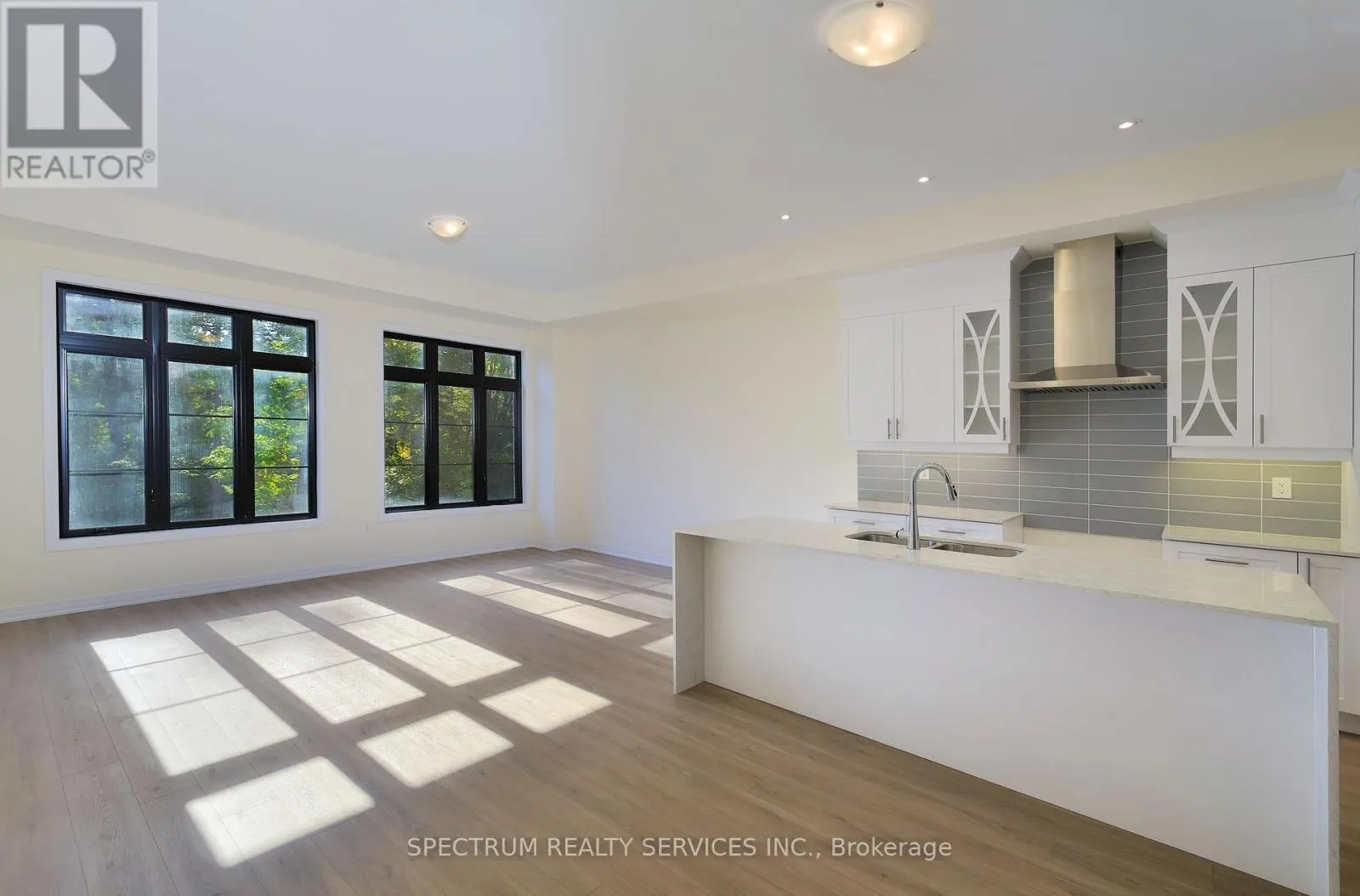 35 DE LA ROCHE DRIVE