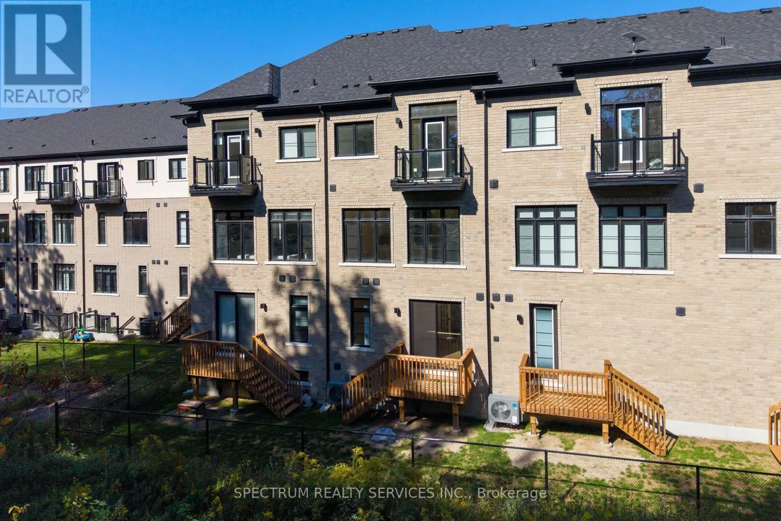 35 DE LA ROCHE DRIVE