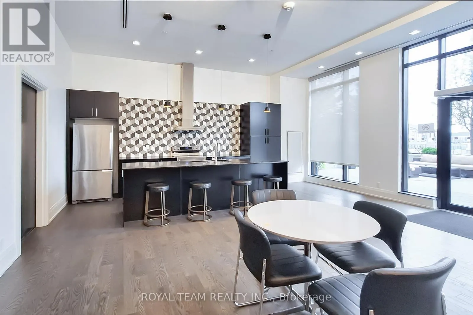 307 - 555 WILLIAM GRAHAM DRIVE
