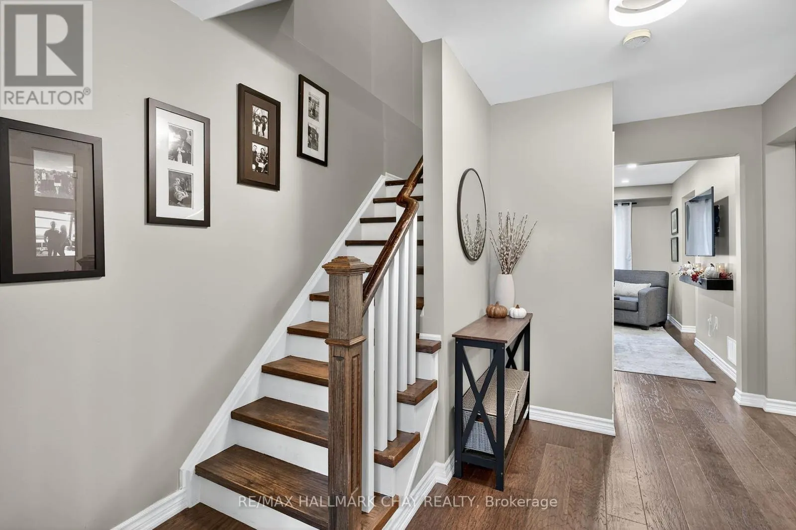 53 MCKNIGHT CRESCENT