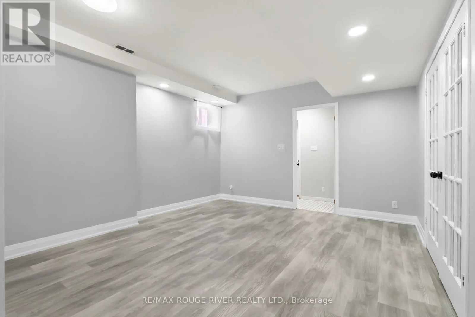 495 LAKELAND CRESCENT