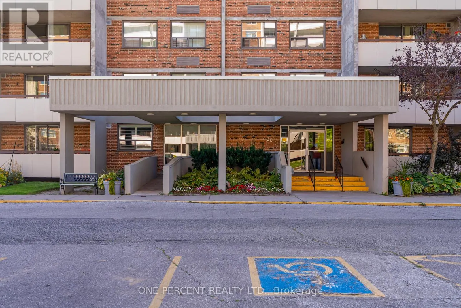 705 - 20 WILLIAM ROE BOULEVARD