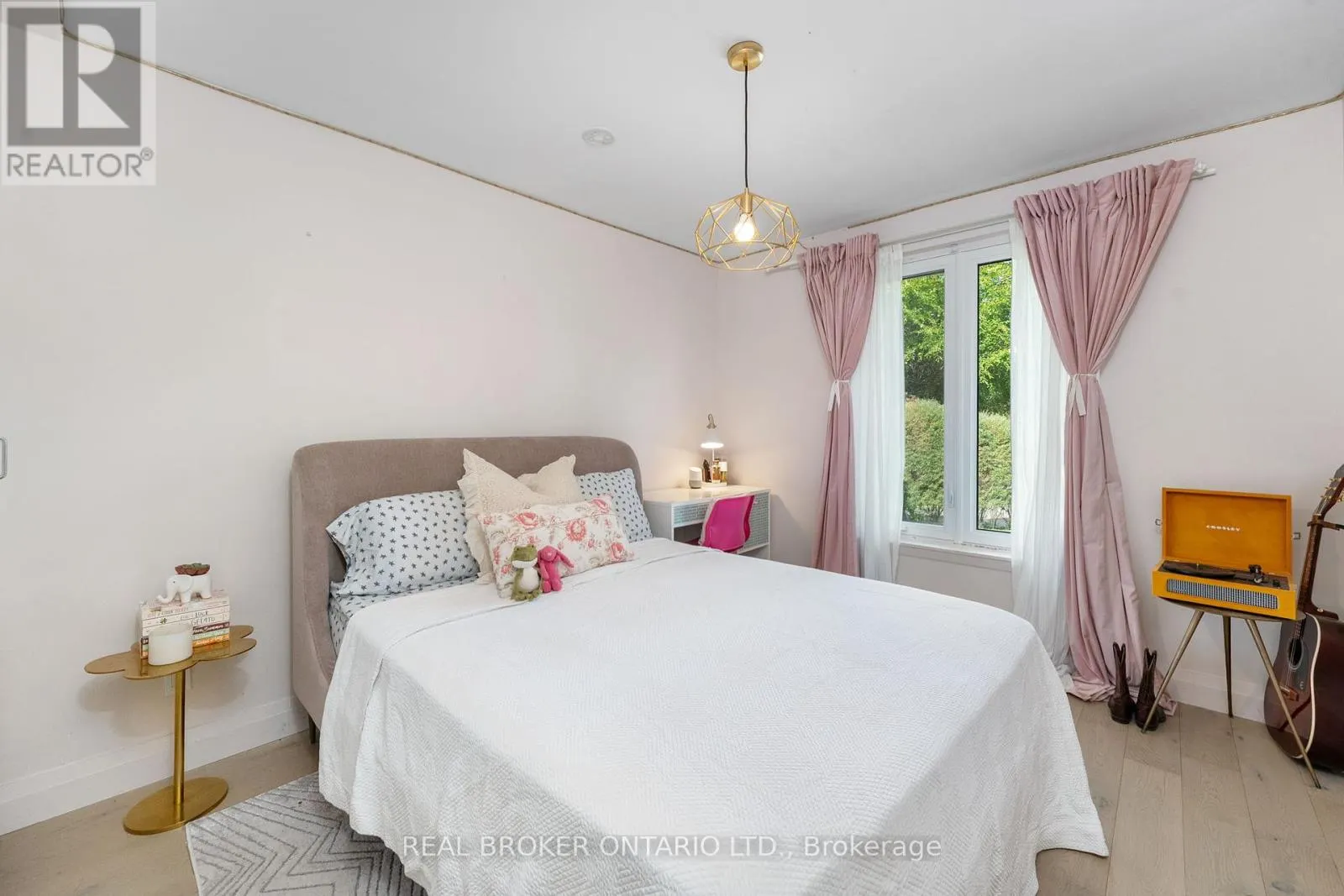240 ROSEMAR GARDENS